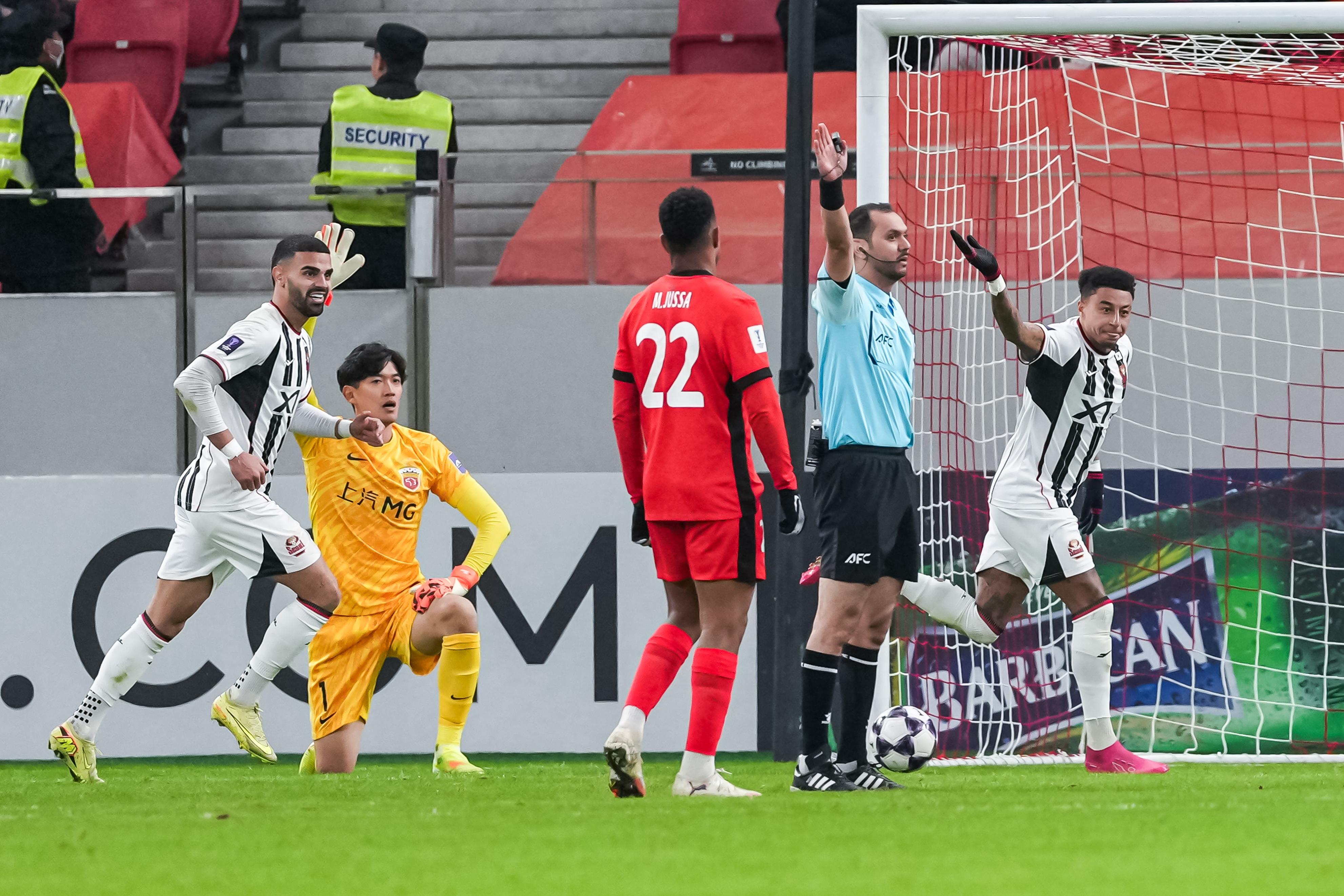 包含关键时刻上海海港调整名单以备亚冠，主帅复盘环节打磨，悬念犹存，赛季目标并未改变的词条